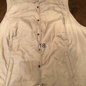 Lightly puffed vest. Great with jeans!